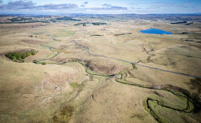 Route des lacs en vu aérienne pour un circuit à vélo et VTT