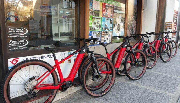 Vélos rouges de location de l' entreprise Gévaudan vélo