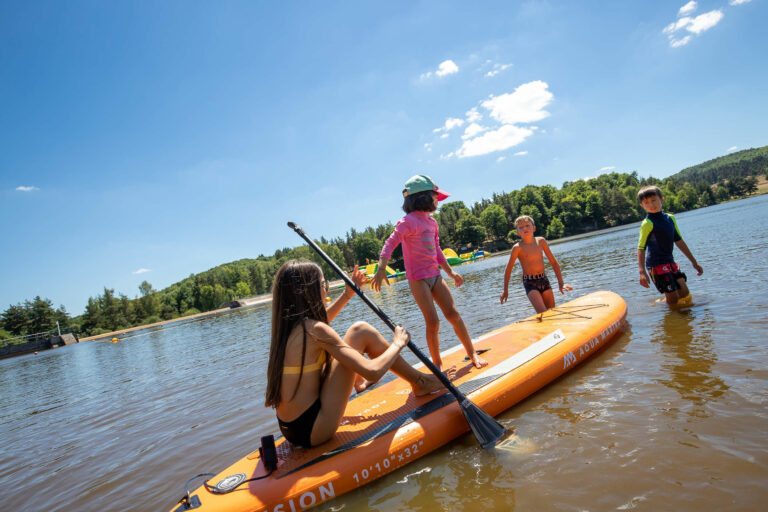 Activité en canoé à Aquafun au lac du moulinet