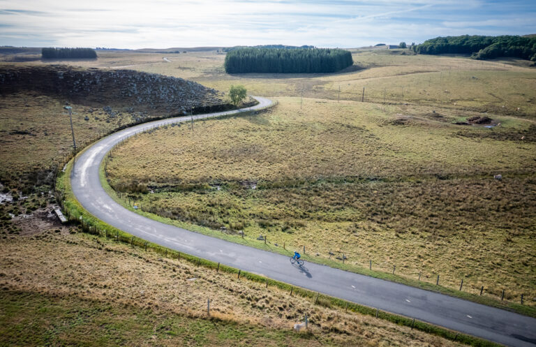 Vue aérienne de la route des lacs réservée au cyclistes