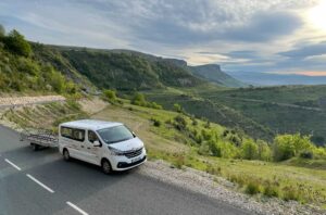 Transport la malle postale sur les chemins de Compostelle