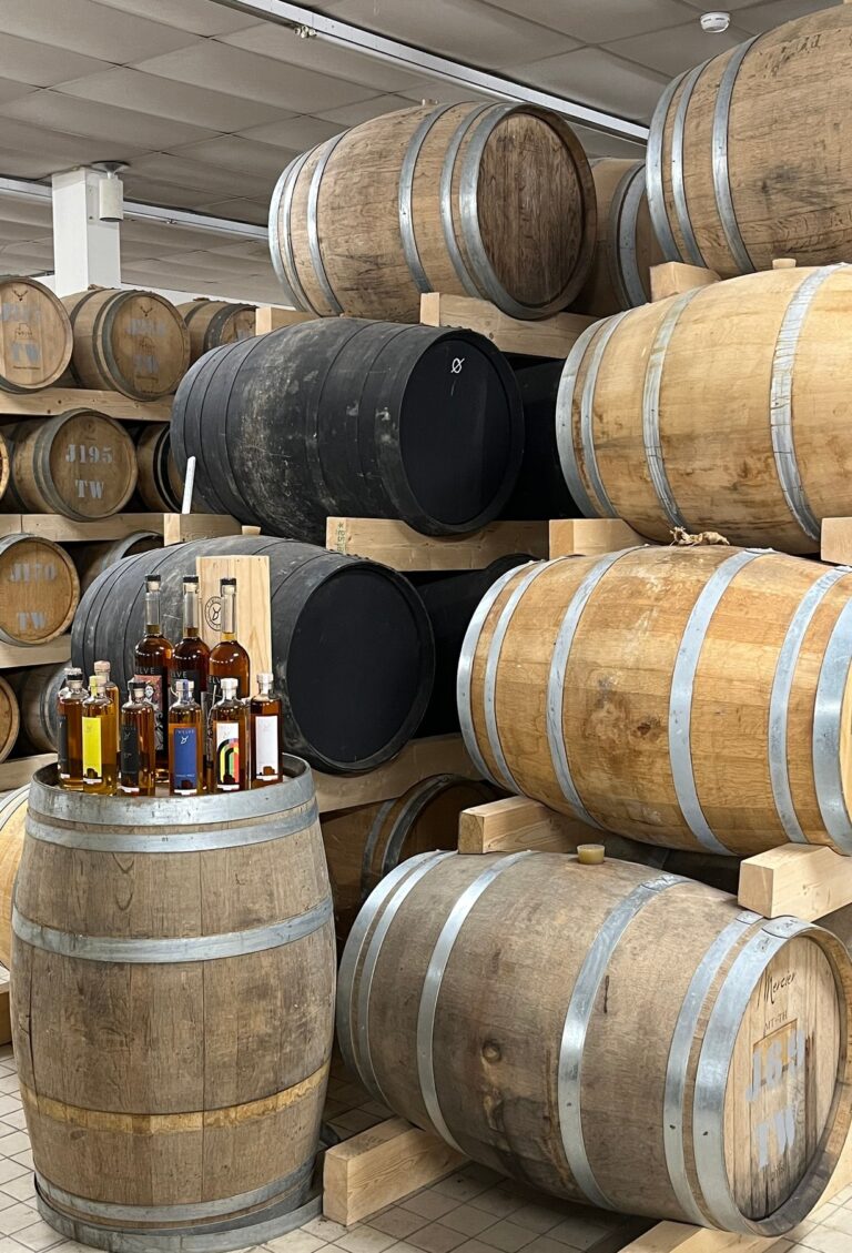 Photo des tonneaux de whisky de la distillerie Twelve à Laguiole