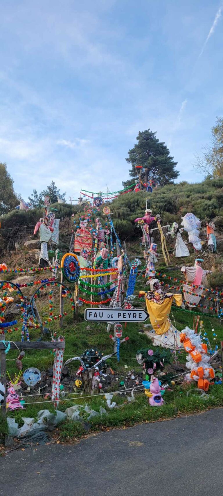 Epouvantails en traoin de faire la fête