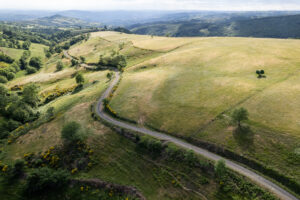 Route dans les collines en vue aérienne
