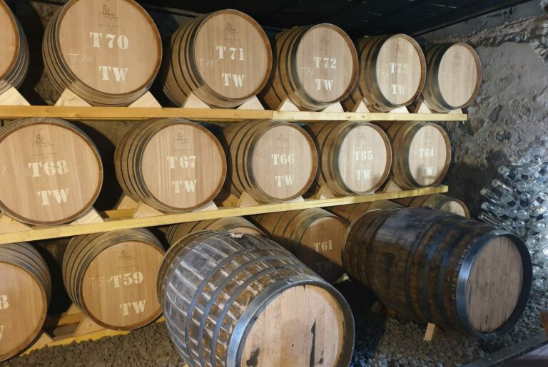 Photo des tonneaux de whisky de la distillerie Twelve à Laguiole