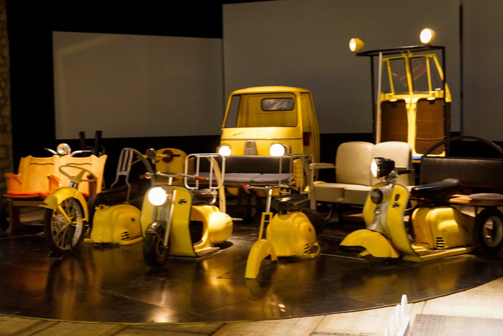 Scénovision avec engins de route jaunes