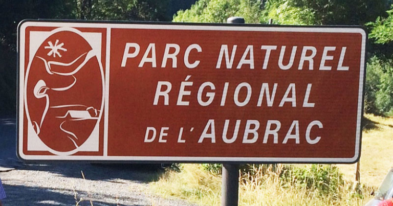 Panneau de signalisation du parc naturel régional de l' Aubrac