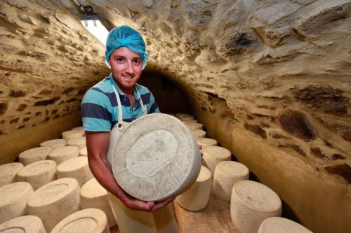 buron-de-la-treille-fabrication-de-fromage-laguiole-aubrac_4471754 buron-de-la-treille-fabrication-de-fromage-laguiole-aubrac_4471754